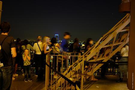 Vue du 2e étage de la tour Eiffel de nuit
