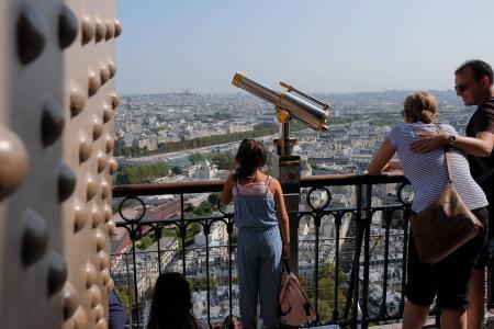 Famille de visiteurs au 2ème étage de la tour Eiffel